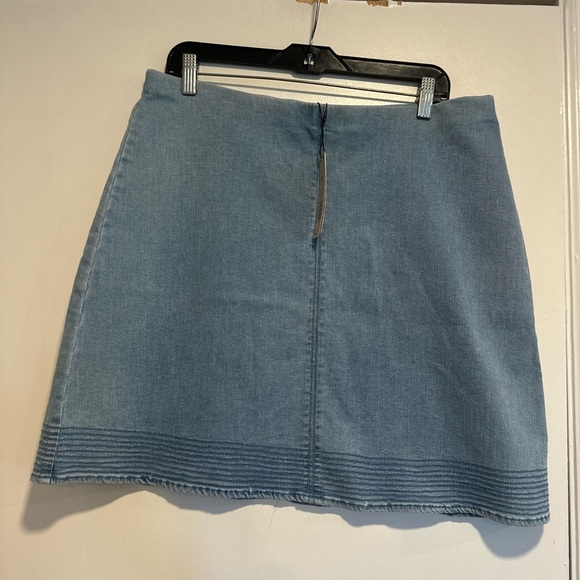 NWT Nic & Zoe Sz: PL light Wash Denim Pull On Skirt. Linear Decorative Hem